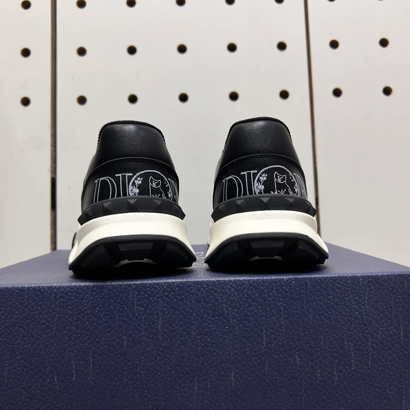 Factory price: 438💰Dior original quality.~ Unique modern style sneakers. 🏃A must-have casual shoe for trendy men😍😍 Imported cowhide fabric, sheepskin foot pads (refuse to discolor and grind feet) soles: Original soles specially provided by the original factory, French lazy style design ⚠️Fit to the feet, original quality, super comfortable original soles. Just like shooting the real thing 🎬The real thing is better, high-quality sneakers, size: 38-44 (45 and 46 can be customized)